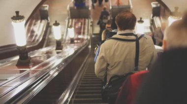 İnsanlar yürüyen merdiven metro istasyonunda sürme.