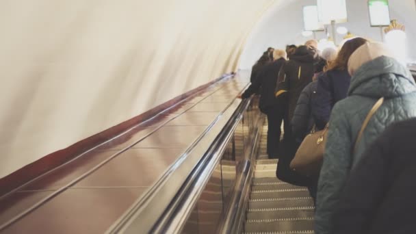 Люди Їздять Ескалаторі Станції Метро — стокове відео