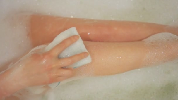 女性は バスルームで彼女の足を洗う — ストック動画