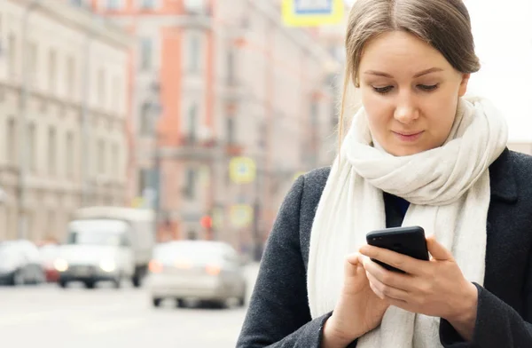 Jolie Femme Debout Dans Rue Utilisant Téléphone Mobile — Photo