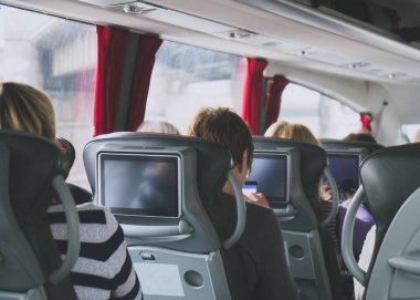 Turist otobüsü ile yolcu ve yerleşik Lcd tablet.