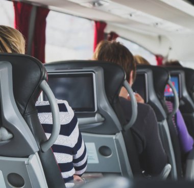 Turist otobüsü ile yolcu ve yerleşik Lcd tablet.