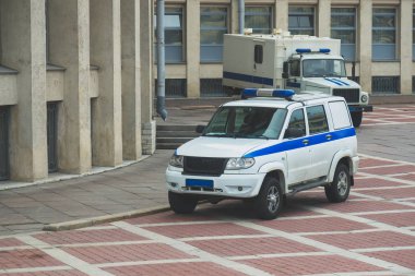 Polis aracı ve mahkum taşıma araç ayakta Rusya'da adliyeye yakın.