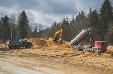 Yeni bir orman yoluyla taşıma yol inşaatı. İş başında.