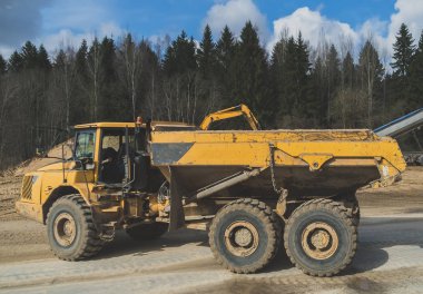 Kum damperli kamyon inşaat sitesinde.