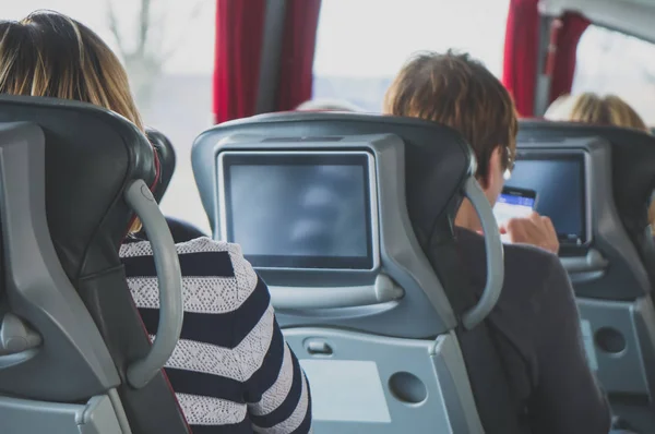 Туристический Автобус Пассажирами Встроенными Планшетами — стоковое фото