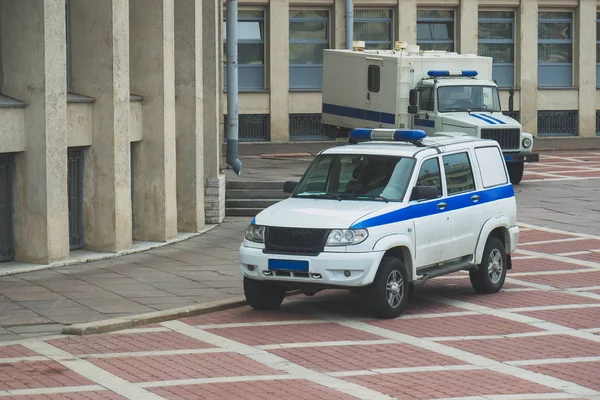 Polizeifahrzeug Und Gefangenentransportwagen Stehen Der Nähe Des Gerichtsgebäudes Russland — Stockfoto