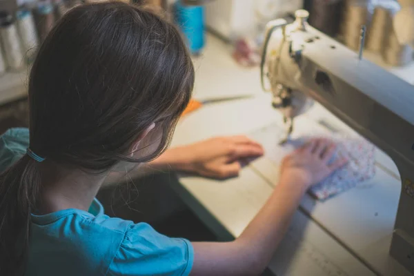 Kleines Mädchen Das Hause Der Nähmaschine Arbeitet Nahaufnahme — Stockfoto