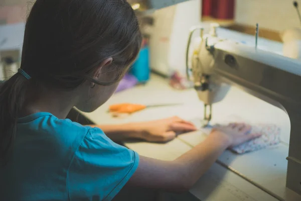 Kleines Mädchen Das Hause Der Nähmaschine Arbeitet Nahaufnahme — Stockfoto