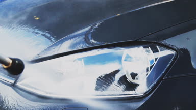 Yüksek basınçlı su jeti kullanarak Oto yıkama.