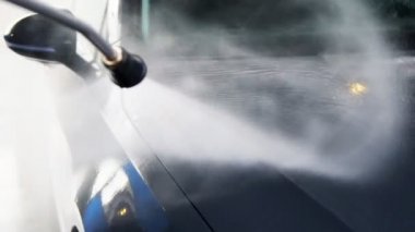 Yüksek basınçlı su jeti kullanarak Oto yıkama.