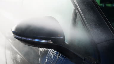 Yüksek basınçlı su jeti kullanarak Oto yıkama.