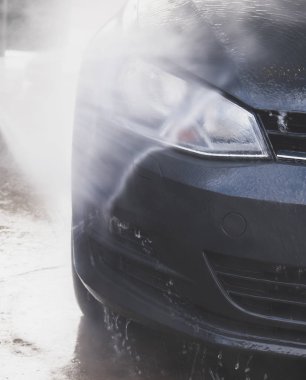 Araba yıkamacıda otomatik oto yıkama hizmeti.