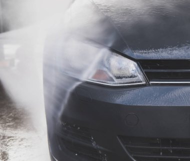 Araba yıkamacıda otomatik oto yıkama hizmeti.