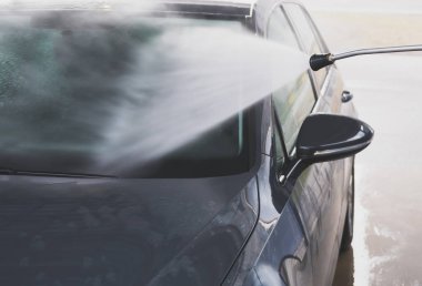 Yüksek basınçlı su jeti kullanarak Oto yıkama.
