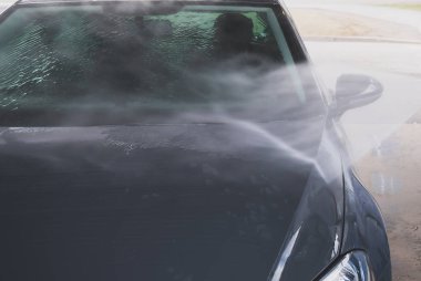 Yüksek basınçlı su jeti kullanarak Oto yıkama.