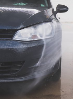 Araba yıkamacıda otomatik oto yıkama hizmeti.