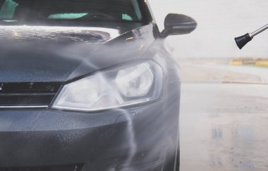 Yüksek basınçlı su jeti kullanarak Oto yıkama.