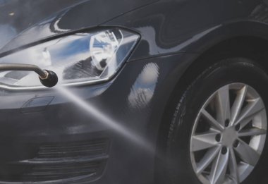 Yüksek basınçlı su jeti kullanarak Oto yıkama.