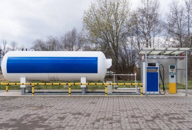 LPG benzin istasyonu beyaz tank ile.