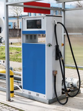 LPG benzin istasyonu beyaz tank ile.