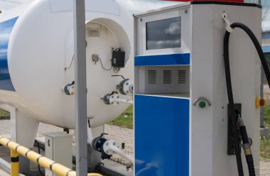 LPG benzin istasyonu beyaz tank ile.