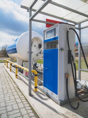 LPG benzin istasyonu beyaz tank ile.