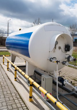 LPG benzin istasyonu beyaz tank ile.