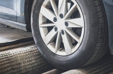 Tekerlek hizalama ve otomatik hizmetinde dengeleme. Araç muayene.