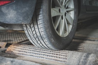 Tekerlek hizalama ve otomatik hizmetinde Dengeleme.