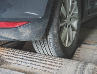 Tekerlek hizalama ve otomatik hizmetinde Dengeleme.