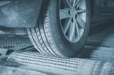 Tekerlek hizalama ve otomatik hizmetinde Dengeleme.