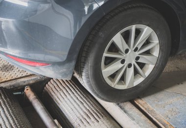 Tekerlek hizalama ve otomatik hizmetinde Dengeleme.