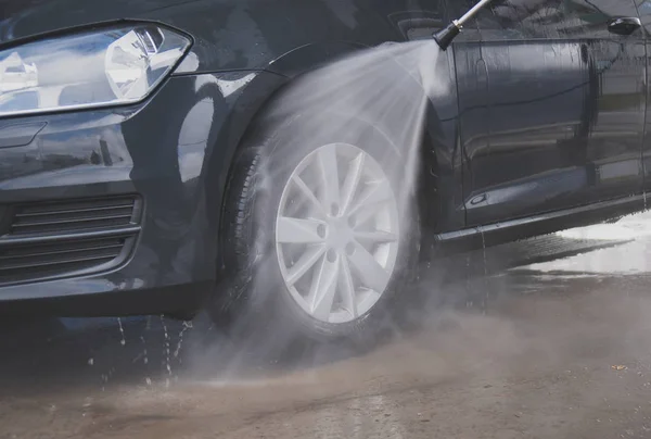 高圧水ジェットを用いた洗車 — ストック写真