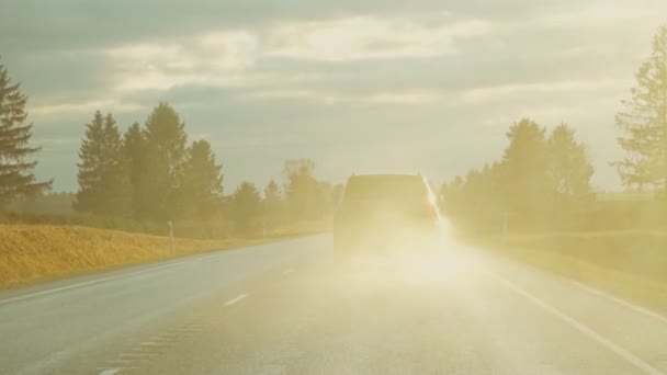 Bilen Går Vägen Efter Regnet — Stockvideo