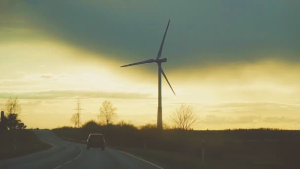 Ветряная Турбина Поле Закате Эко Энергетическая Концепция — стоковое видео