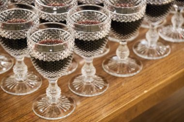 Kırmızı şarap ile birçok antik gözlük.