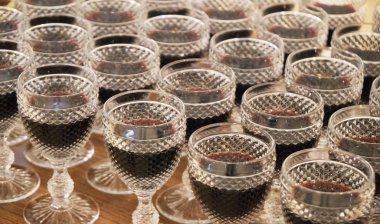 Kırmızı şarap ile birçok antik gözlük.