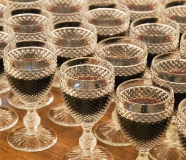 Kırmızı şarap ile birçok antik gözlük.