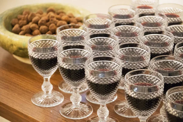 Kırmızı şarap ile birçok antik gözlük.