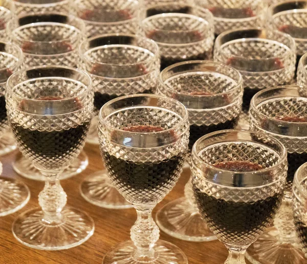 Kırmızı şarap ile birçok antik gözlük.