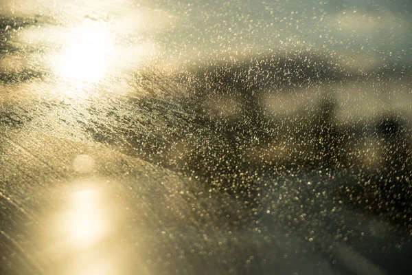Regen Auf Nasser Windschutzscheibe Bei Sonnenuntergang — Stockfoto