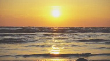 Sahilde gün batımı.