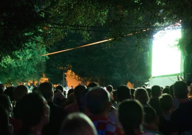 Futbol izlerken fanzone futbol taraftarları.