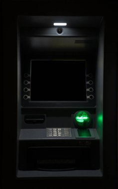 ATM makine gece. Metin için siyah ekran.