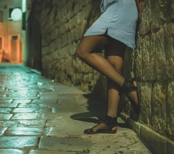 Kvinnlig Prostituerad Arbetar Gatan Natt — Stockfoto