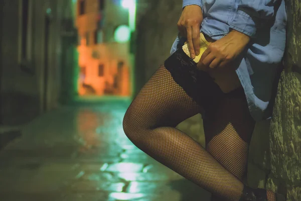 Prostituierte Die Nachts Auf Der Straße Arbeitet Geld Verstecken — Stockfoto