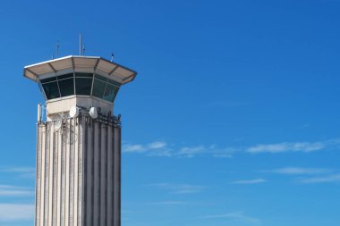 Hava trafik kontrol kulesi havaalanında.