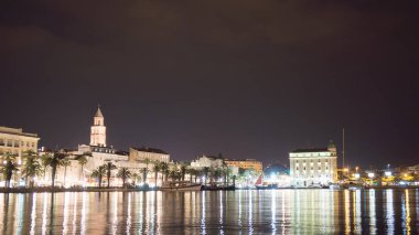 Eski şehrin Split Hırvatistan gece güzel manzara.