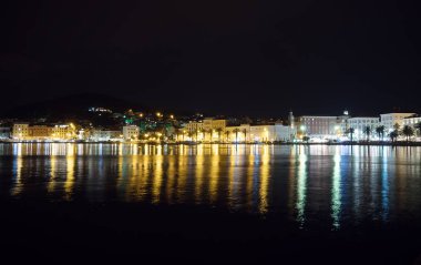 Eski şehrin Split Hırvatistan gece güzel manzara.